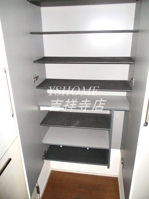 メゾンリブェール 玄関