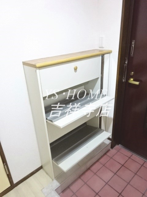 ホワイトヴィラE棟 玄関