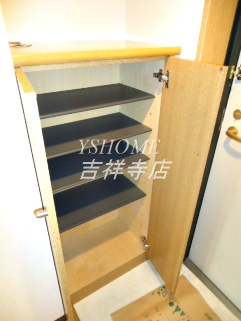 ヴィラ・フロレスタ 玄関