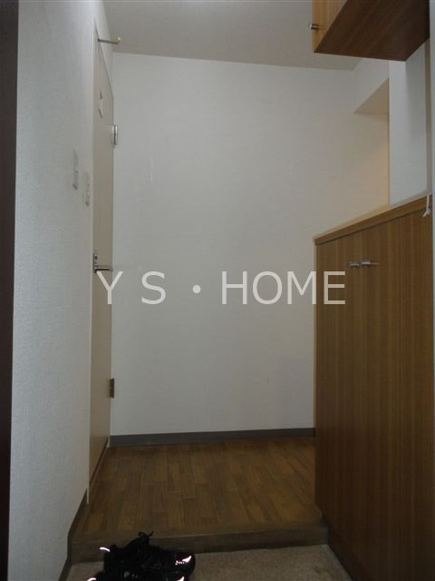 グランシャリオ国立 玄関