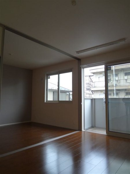 ティルタ　サリ リビング