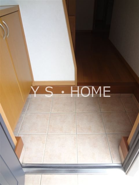 リラ・クレスト 玄関