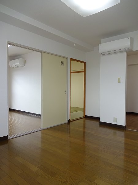 ロイヤルハイネス リビング