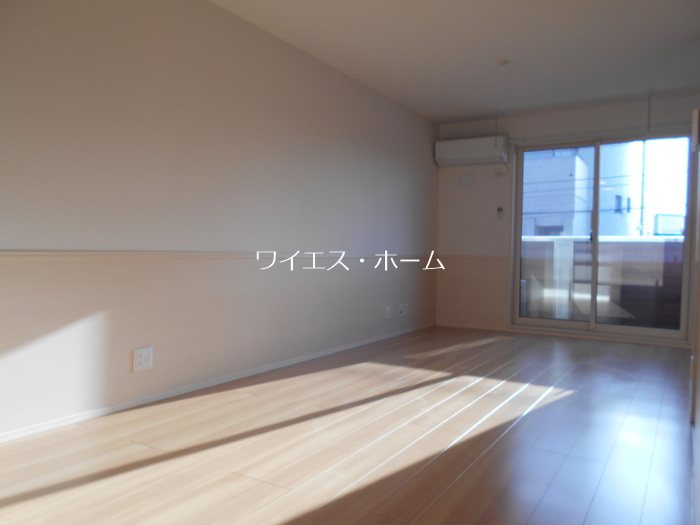 ・レッドアイ リビング