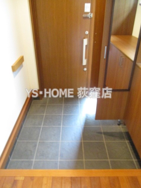 杉並区南荻窪１丁目戸建   玄関