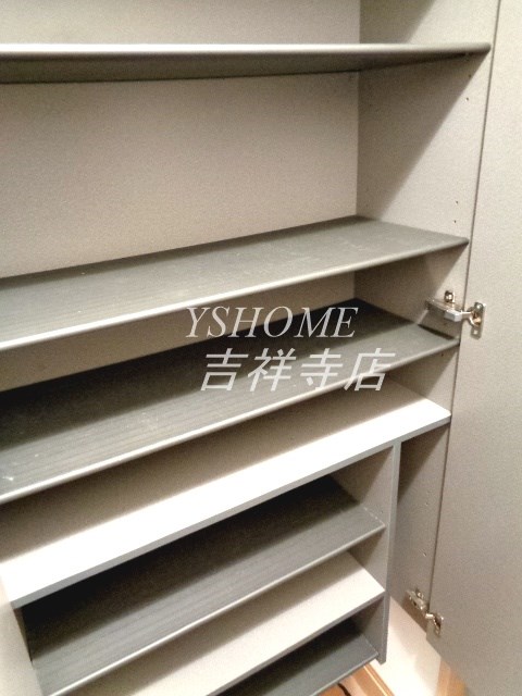 ガーデンハウスB 玄関