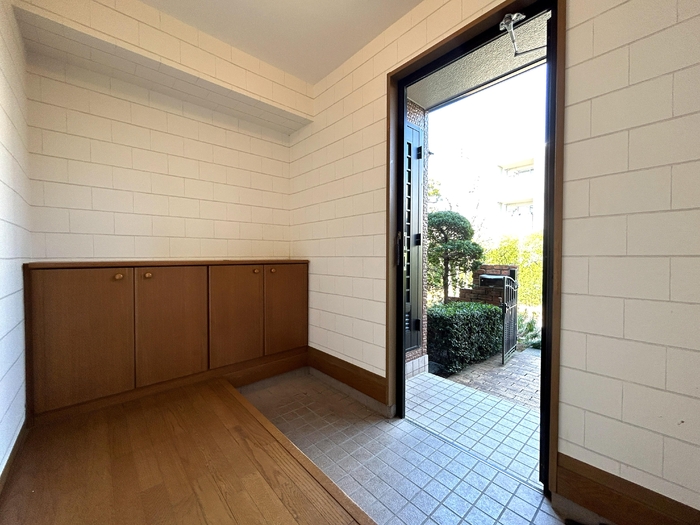 ロイヤルガーデン　参番館 玄関