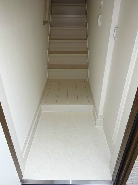 リブリ・Felice国立 玄関