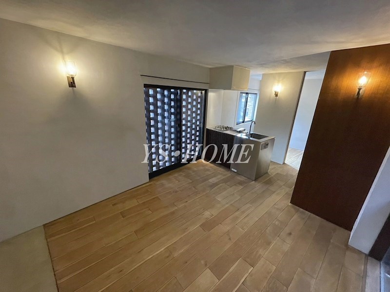 朱合院 リビング