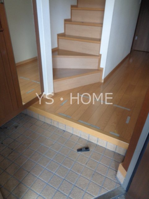 武蔵野市緑町2丁目戸建 玄関