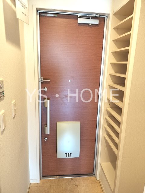 メゾン・ド・クレーヌⅡ 玄関