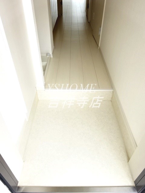 リブリ・モナミ・エムケイ 玄関