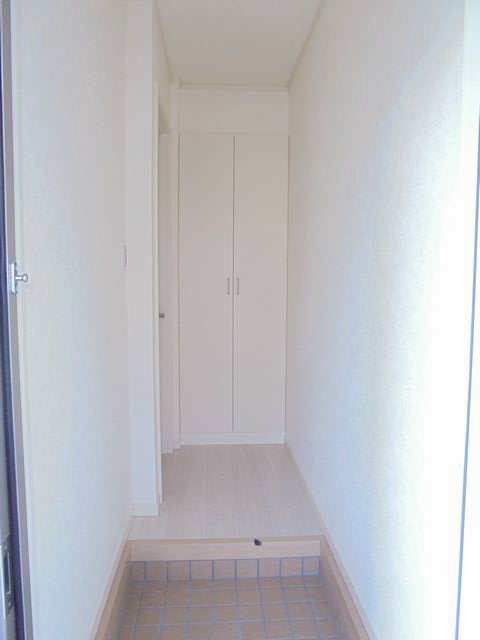 メゾン　ド　ヴィラージュ　C棟〔テラス〕   玄関