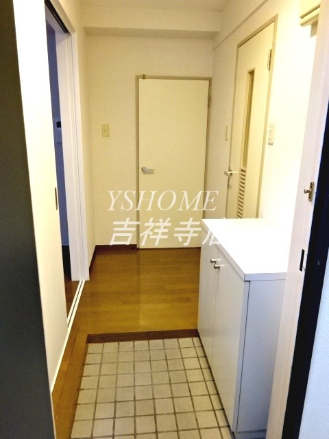 ラカーサモモイ 玄関