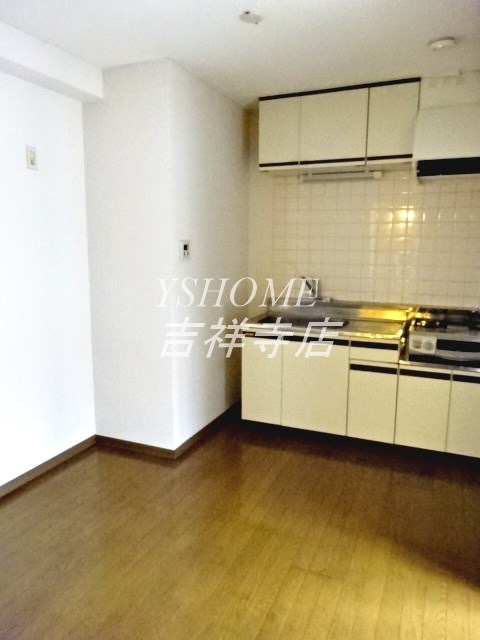 ラカーサモモイ リビング