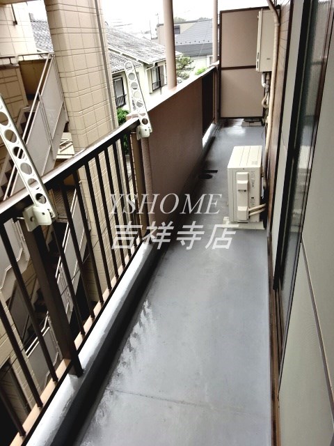 ラカーサモモイ ベランダ