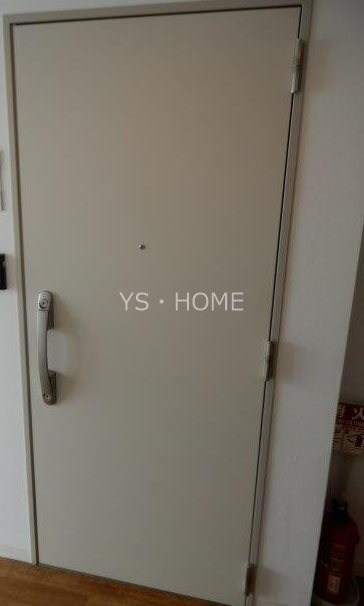 トラッセルズ   玄関