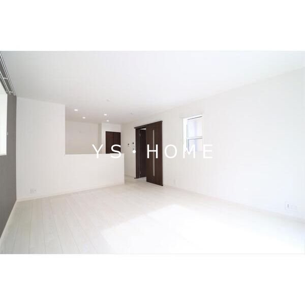 武蔵野市境南町３丁目戸建 リビング