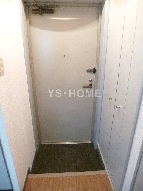 アゼリアシミズ 玄関