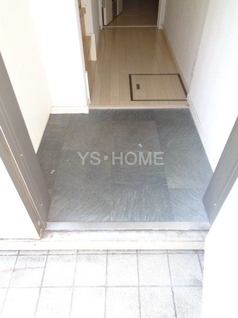 園部テラスハウス 玄関