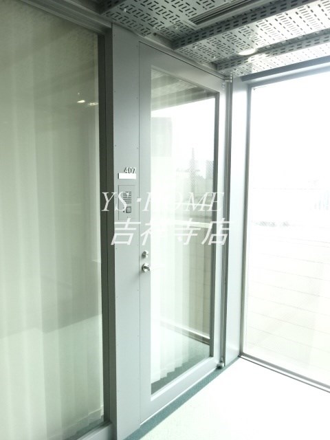 NEST 玄関