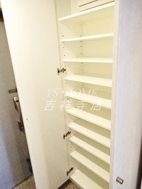 イストワール 玄関