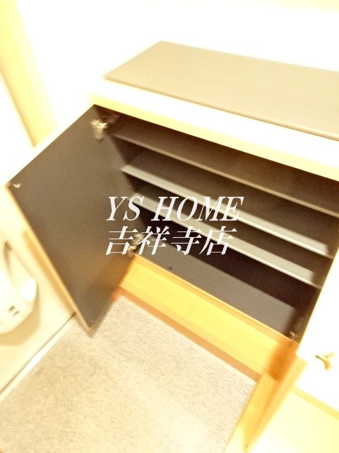 パインプラッツ 玄関