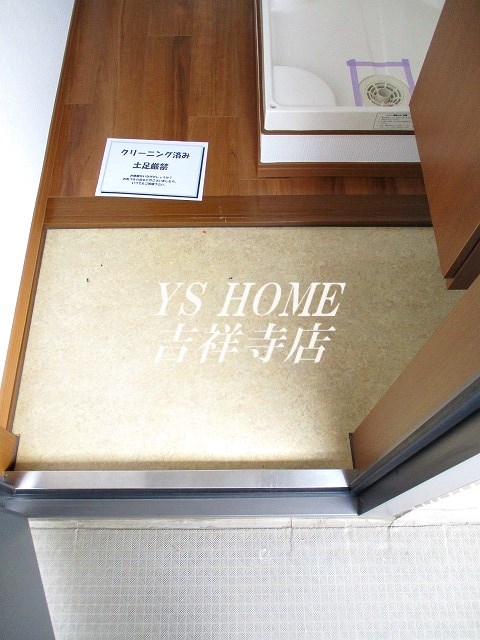 キューベックス・ワイズ  玄関