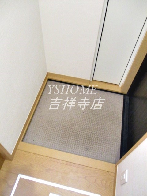 コティハウスカ 玄関