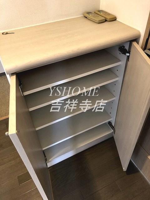 アカンサス 玄関