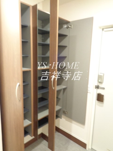 BＬＡＴＴ　ＨＵＳ 玄関