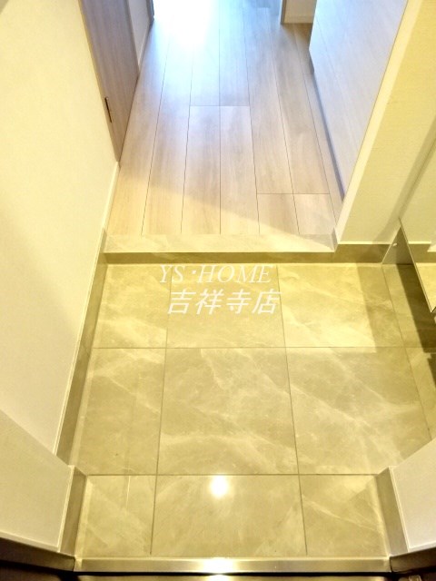 クレイシア三鷹 玄関