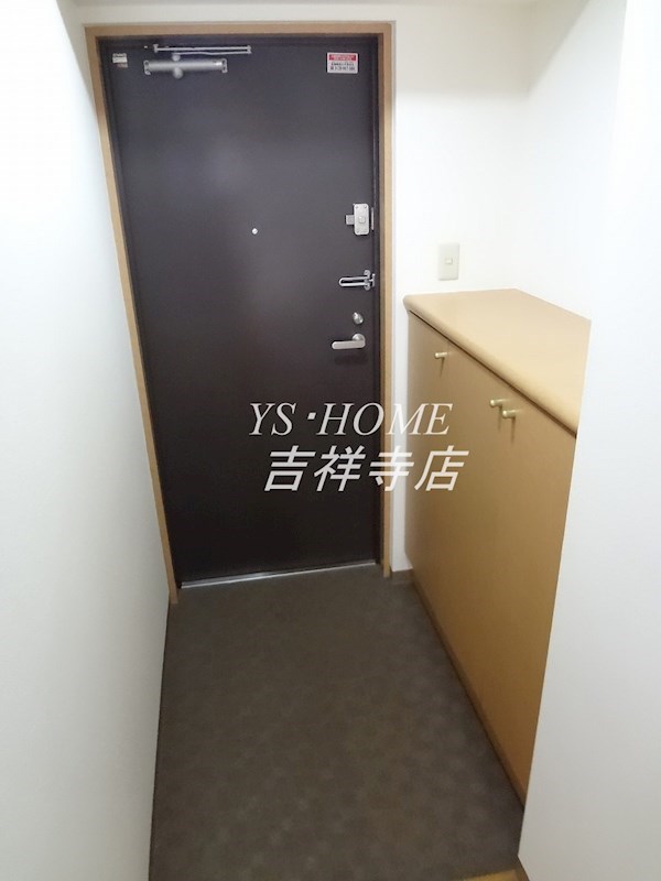 コート・イシハラ  玄関