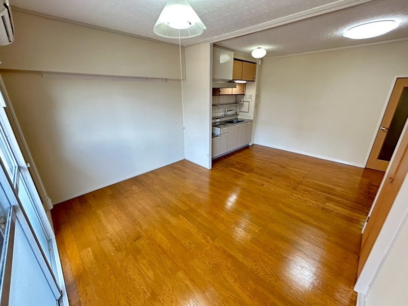 ロイヤルハイツ西田 リビング