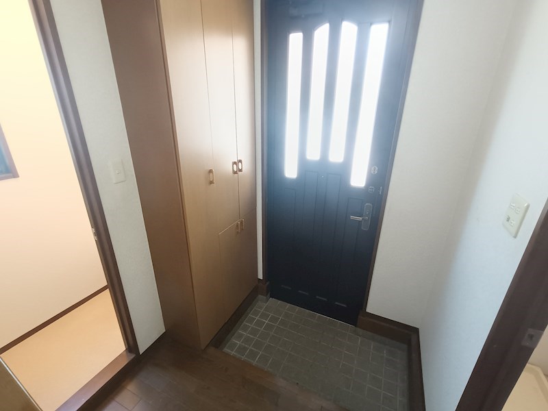ロイヤルエモンド高の原 玄関