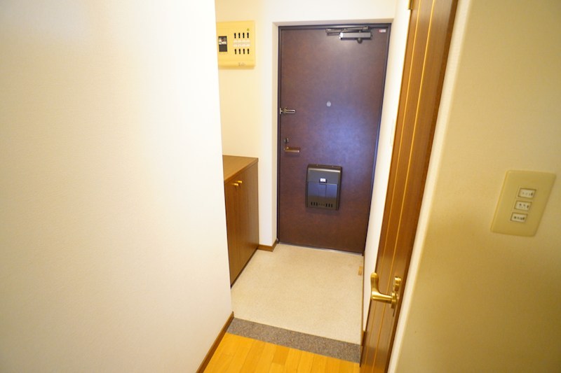 ボボスナラ 玄関