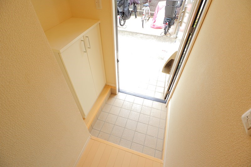 ホワイトガーデン 玄関