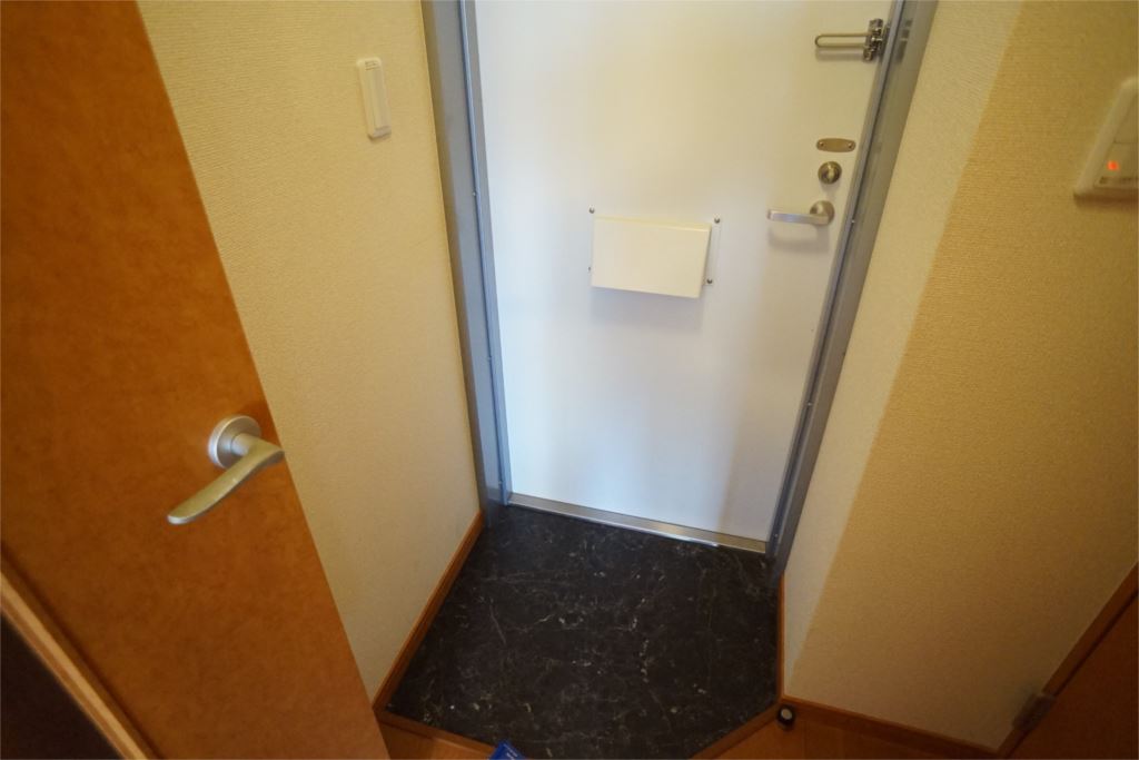 レオパレス南生駒 玄関