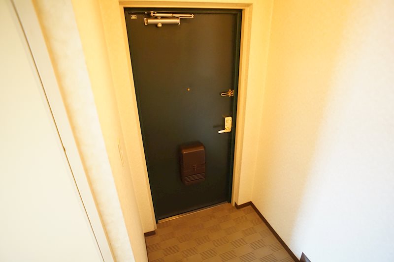 リバーサホ萬 玄関