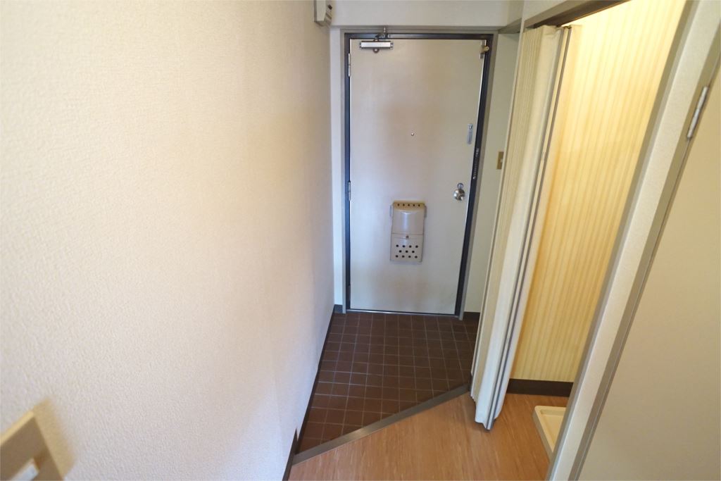 和州ロイヤルビル 玄関