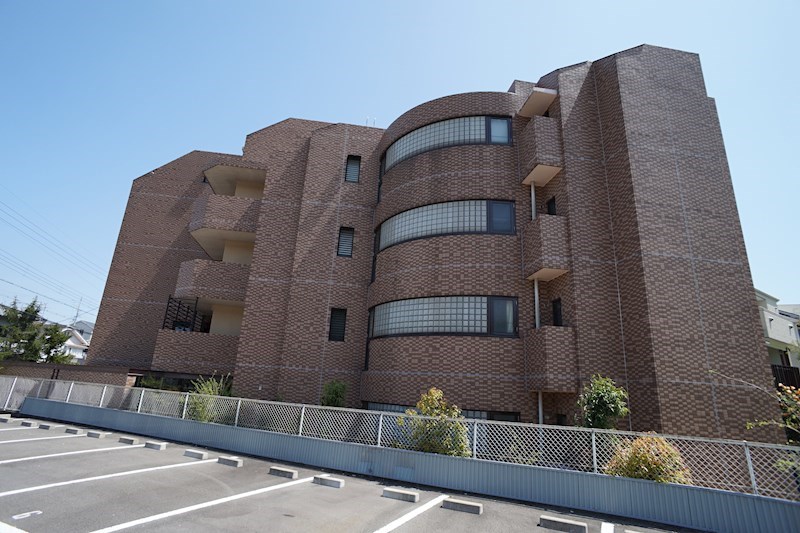 レフィナード・ラ・シャレー生駒 305号室 外観