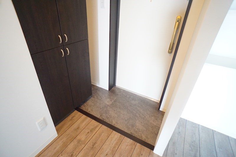 グリュックメゾン西大寺 玄関