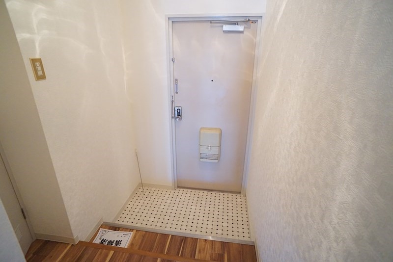 三郷駅前マンション 玄関