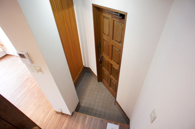 ボンジョルノ富雄 玄関