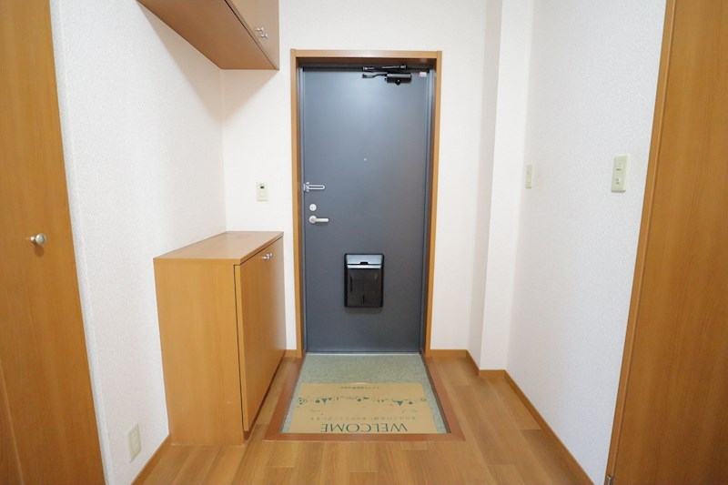 クレスト東生駒 玄関