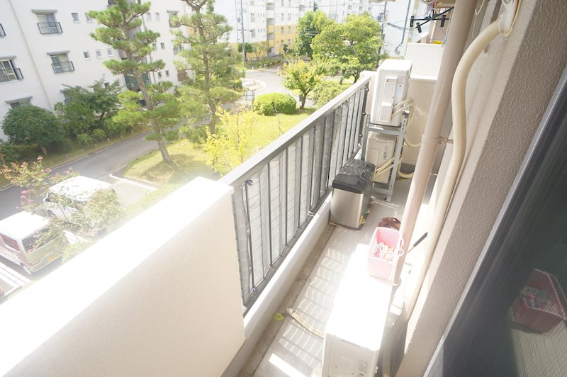 中登美団地B8号棟 ベランダ