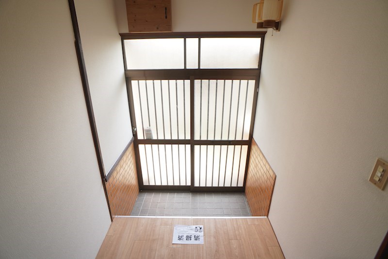 あやめ池南１丁目戸建 玄関