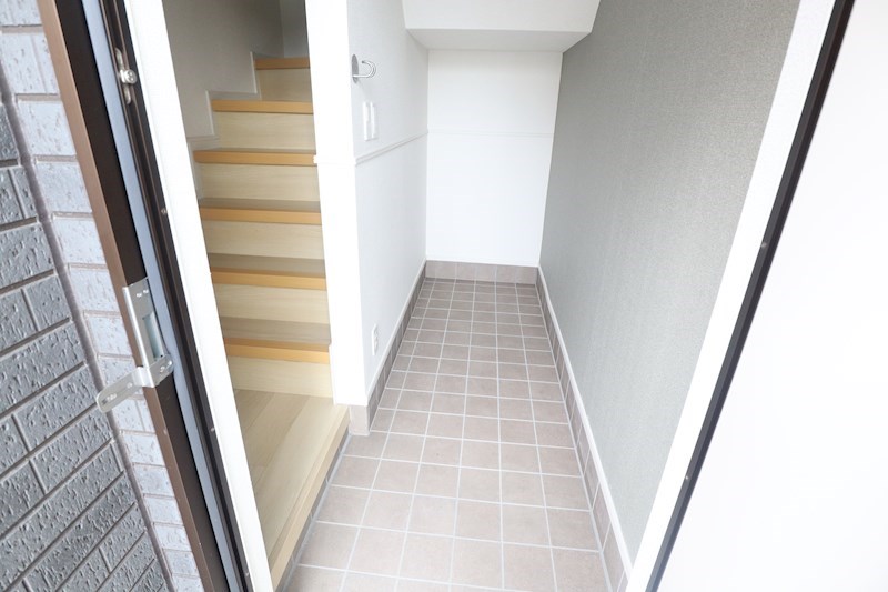 アネモスヒルズ天理Ⅱ 玄関