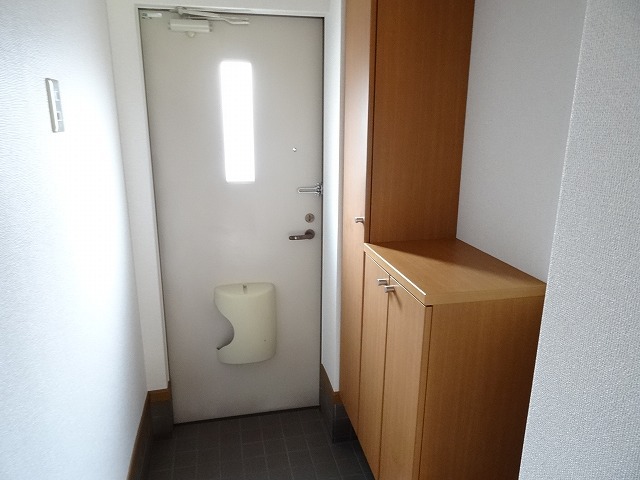 クレストール真美 玄関