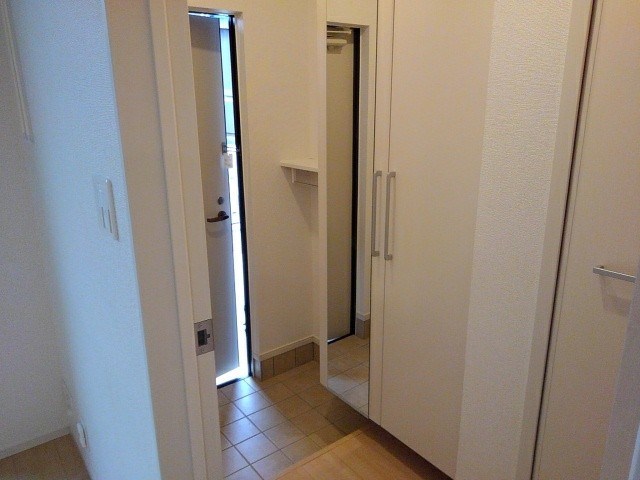 リバーヒル　T. 玄関